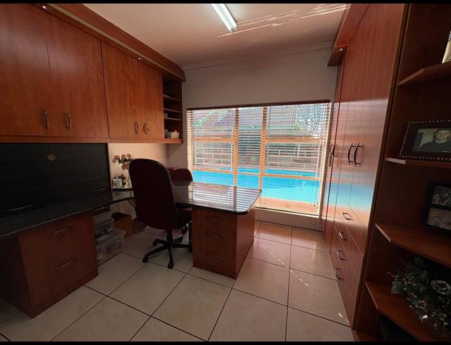 6 BEDROOM HOUSE FOR SALE IN MEYERTON EXT 6